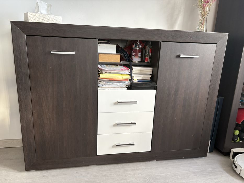 Zstaw mebli, dwie komody i słupek