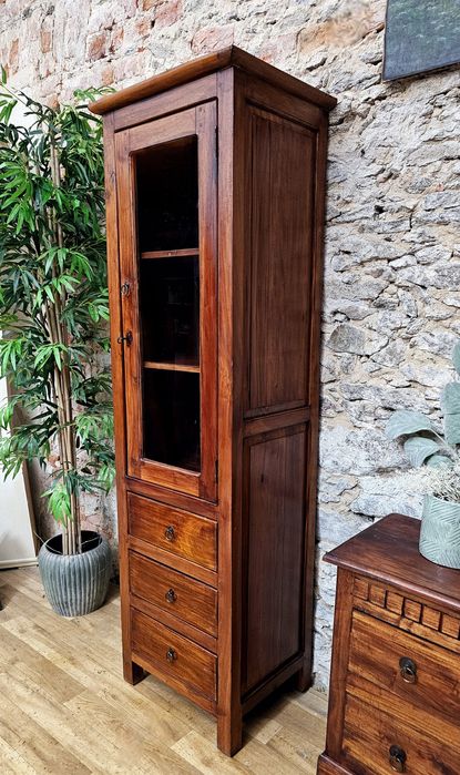 Stylowa drewniana witryna – idealna do salonu, jadalni lub gabinetu