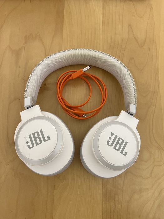 JBL Live 650 brancos
