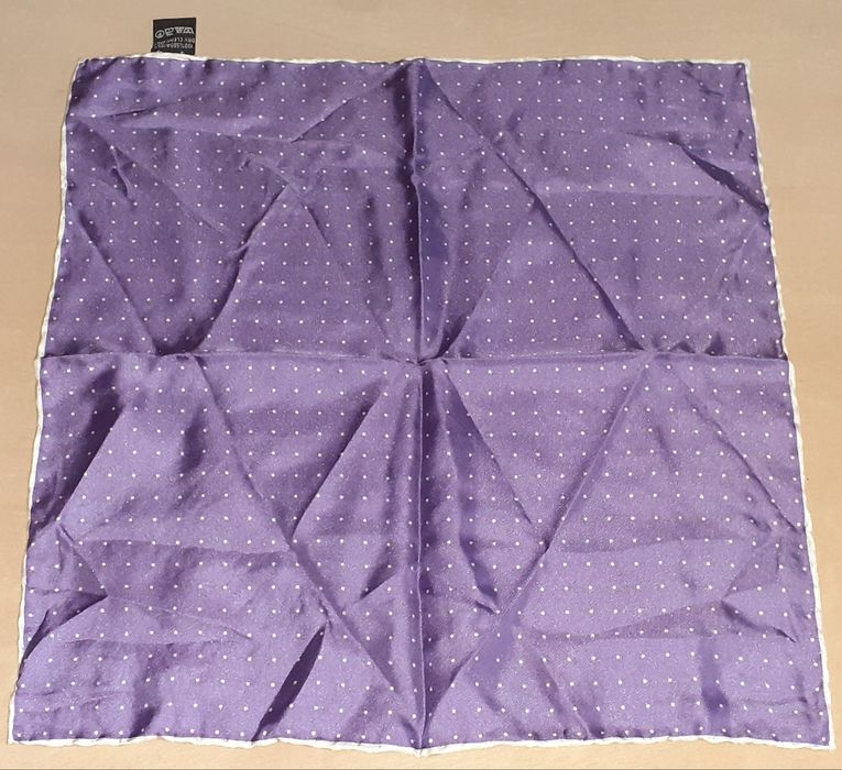 Varios Lenços - 1 é da marca Hugo Boss