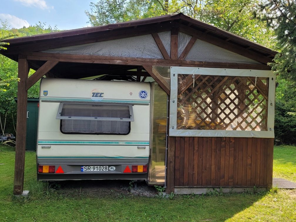 Przyczepa kempingowa w zabudowie drewnianej