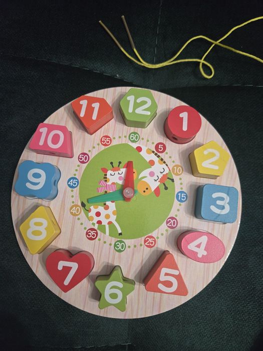 Zegarek dla dzieci do nauki w języku angielskim.