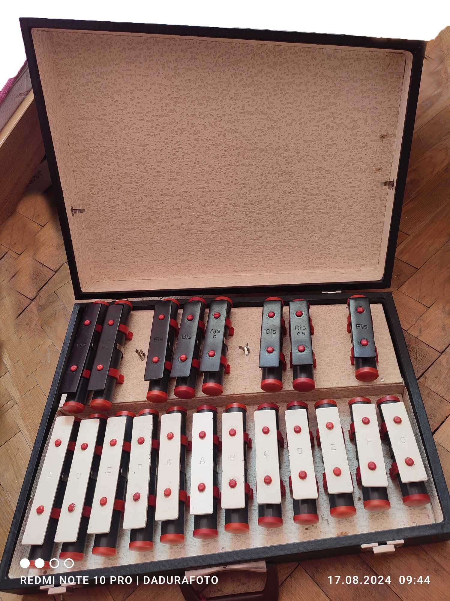Dzwonki/cymbały w dużej walizce cymbałki