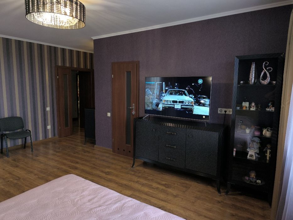 ЛЮКС . .Недалеко від центру. Біля медичного університету ім.