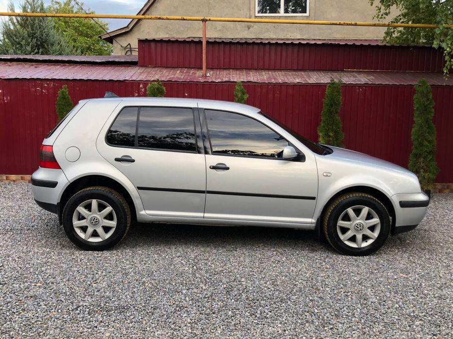 Volkswagen Golf 2000г 1.6 бенз.