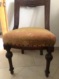 Cadeira antiga estofada com espaldar restaurado