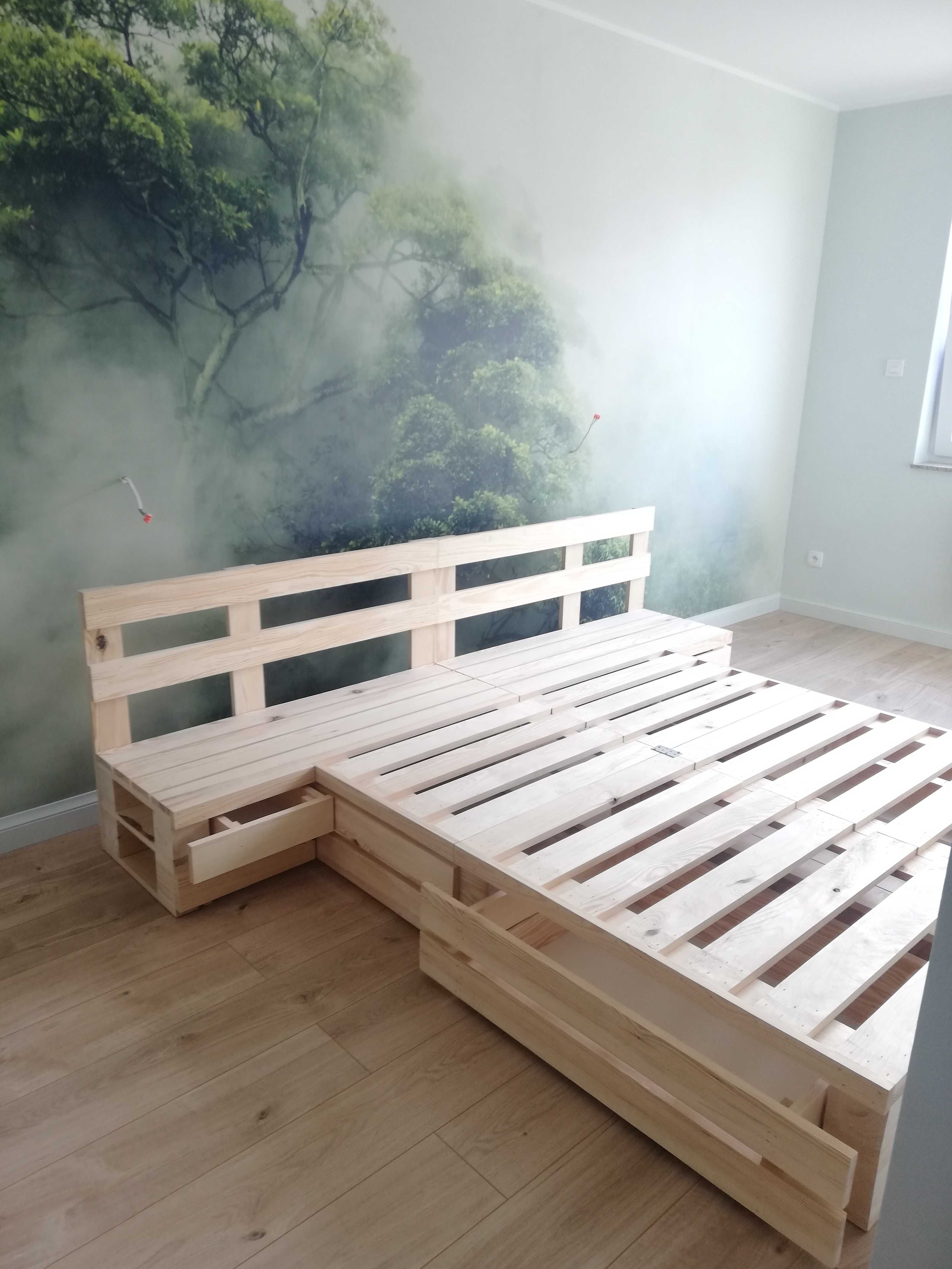 łóżko drewniane z szufladami