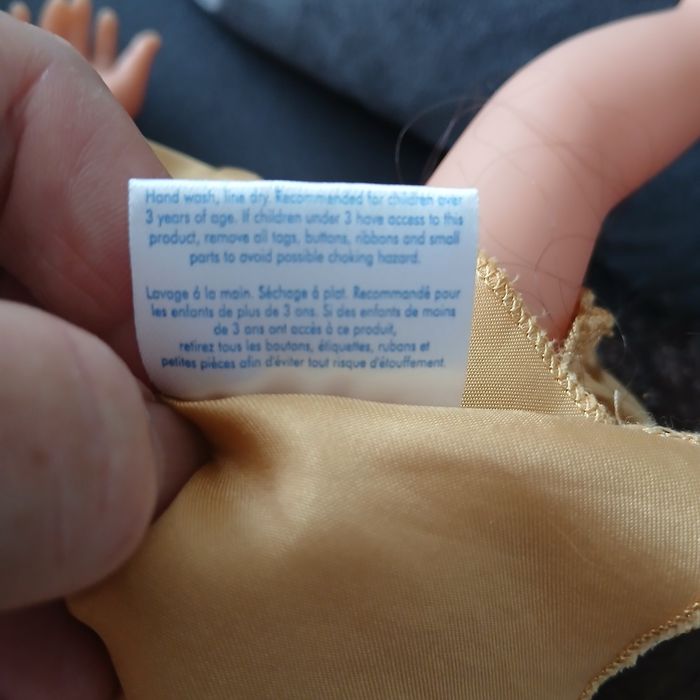 Śliczna lalka z długimi włosami.