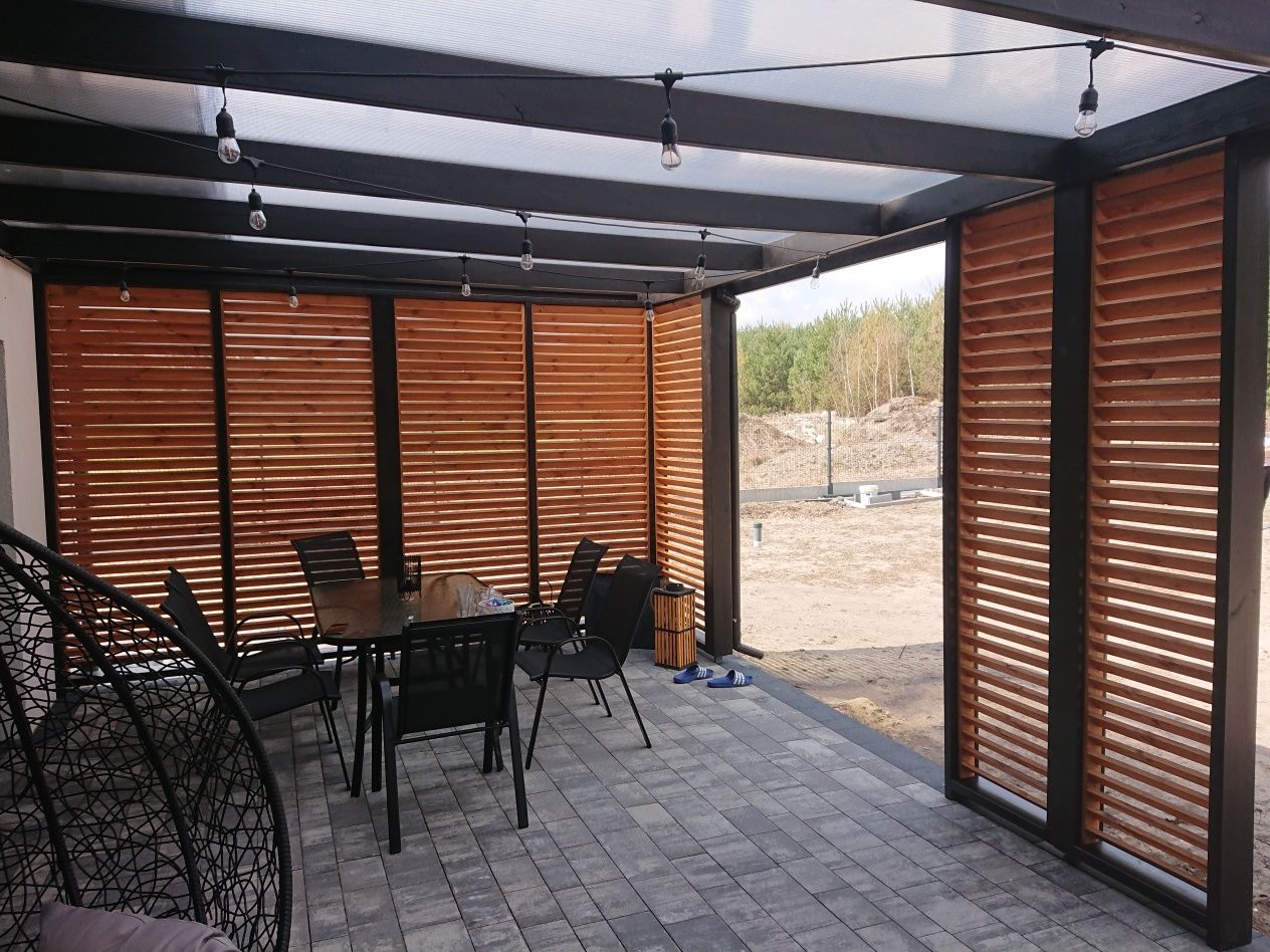 Zadaszenie tarasu poliweglnem komorwym litym shuttersy patio pergola