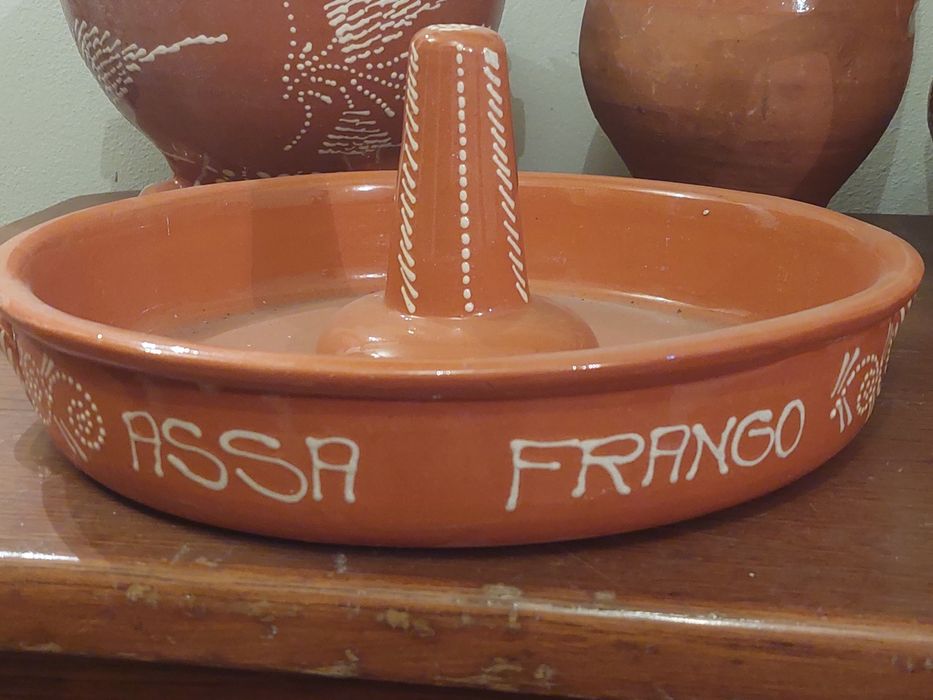 Assadeira de frango em barro