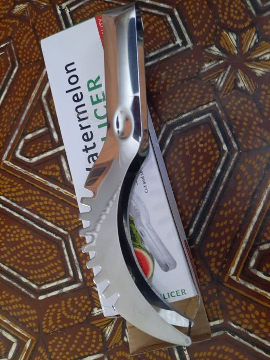 Ніж для зручної нарізки арбуза кавуна