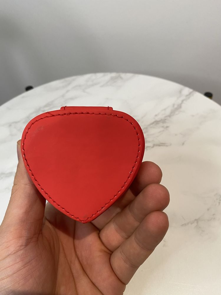 Czerwone pudełko serce na biżuterie Love