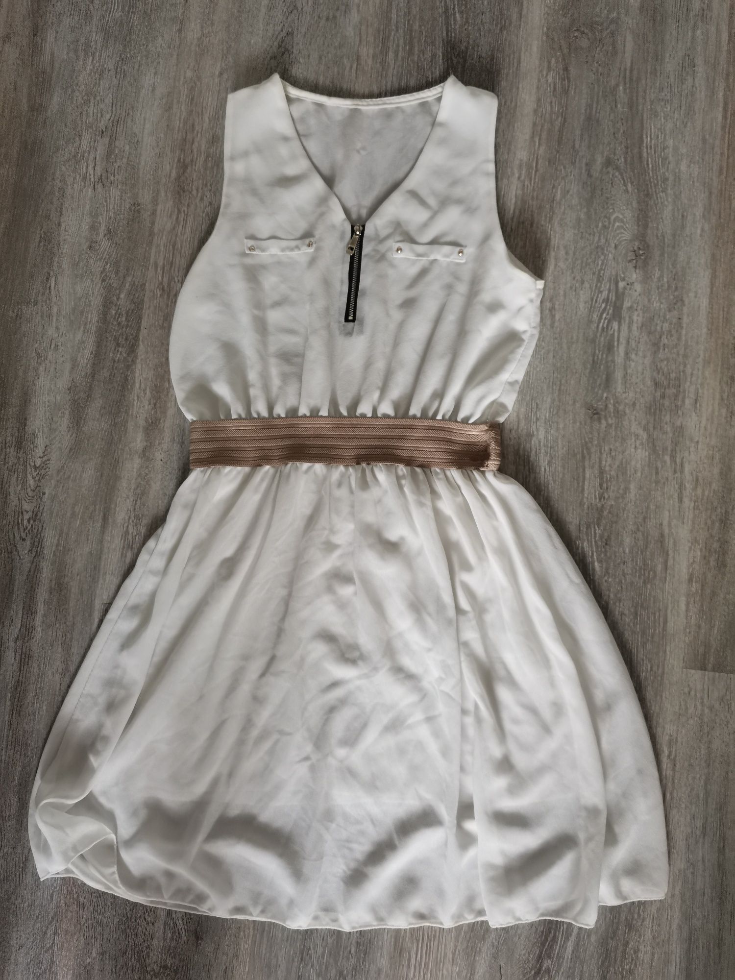 Biała sukienka z gumką