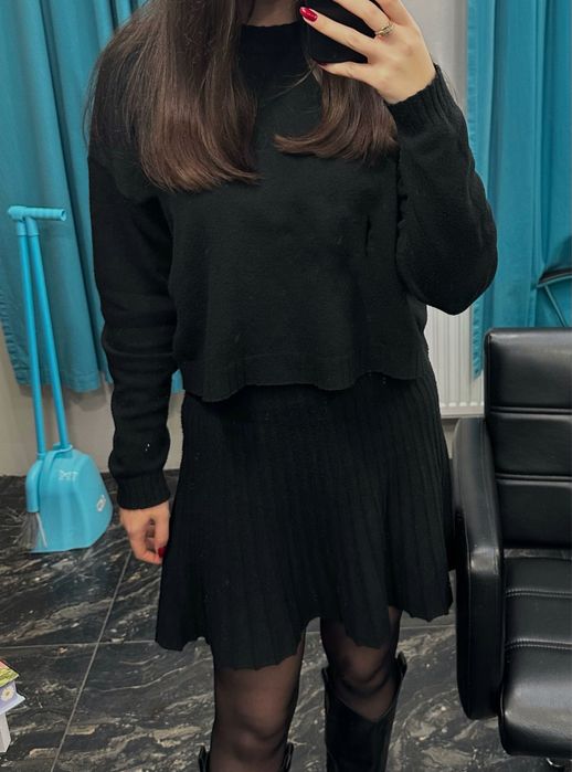 Жіночий чорний трикотажний костюм зі спідницею