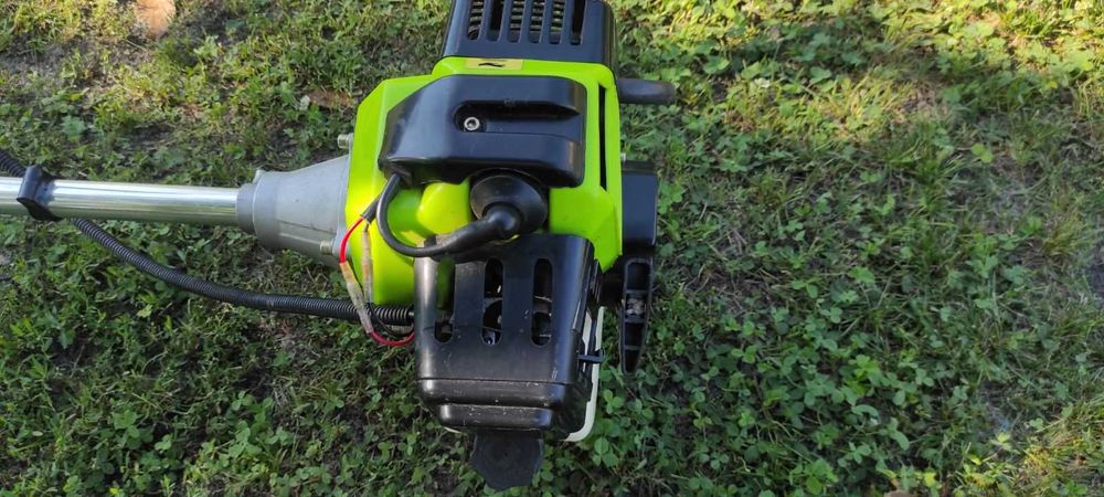 Бензиновый триммер для травы на колесах