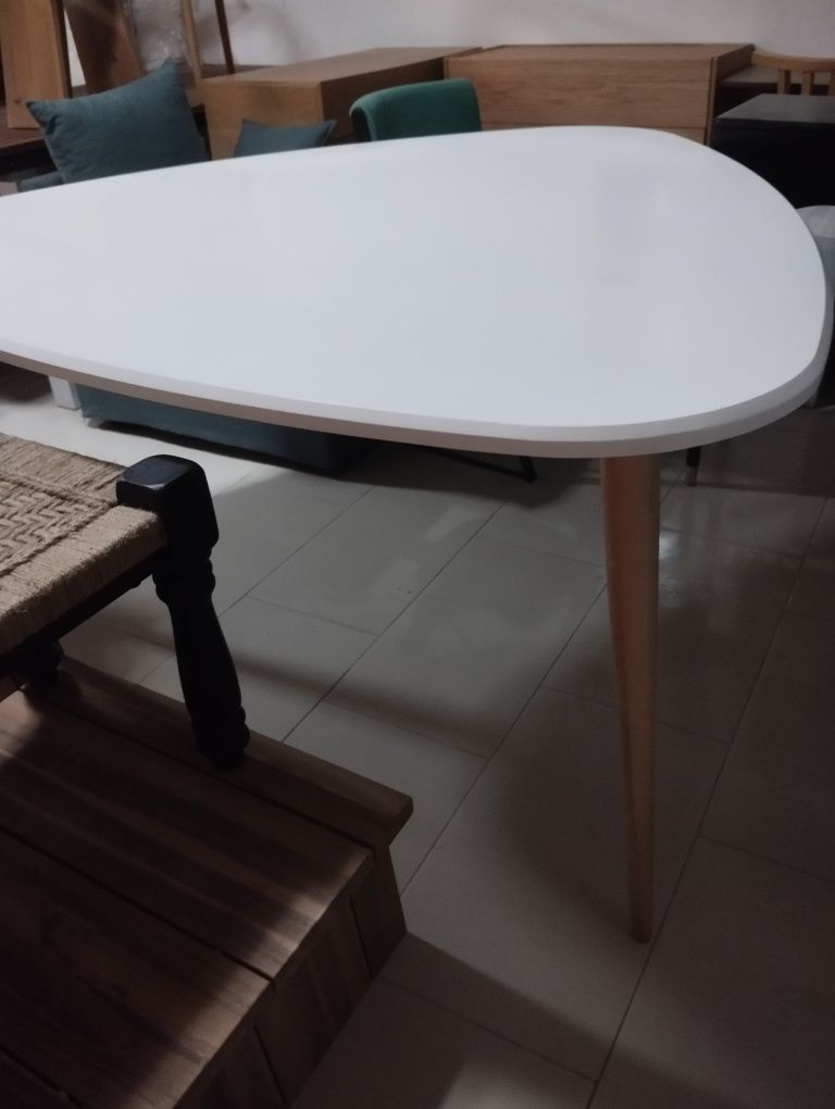 Mesa jantar triangular