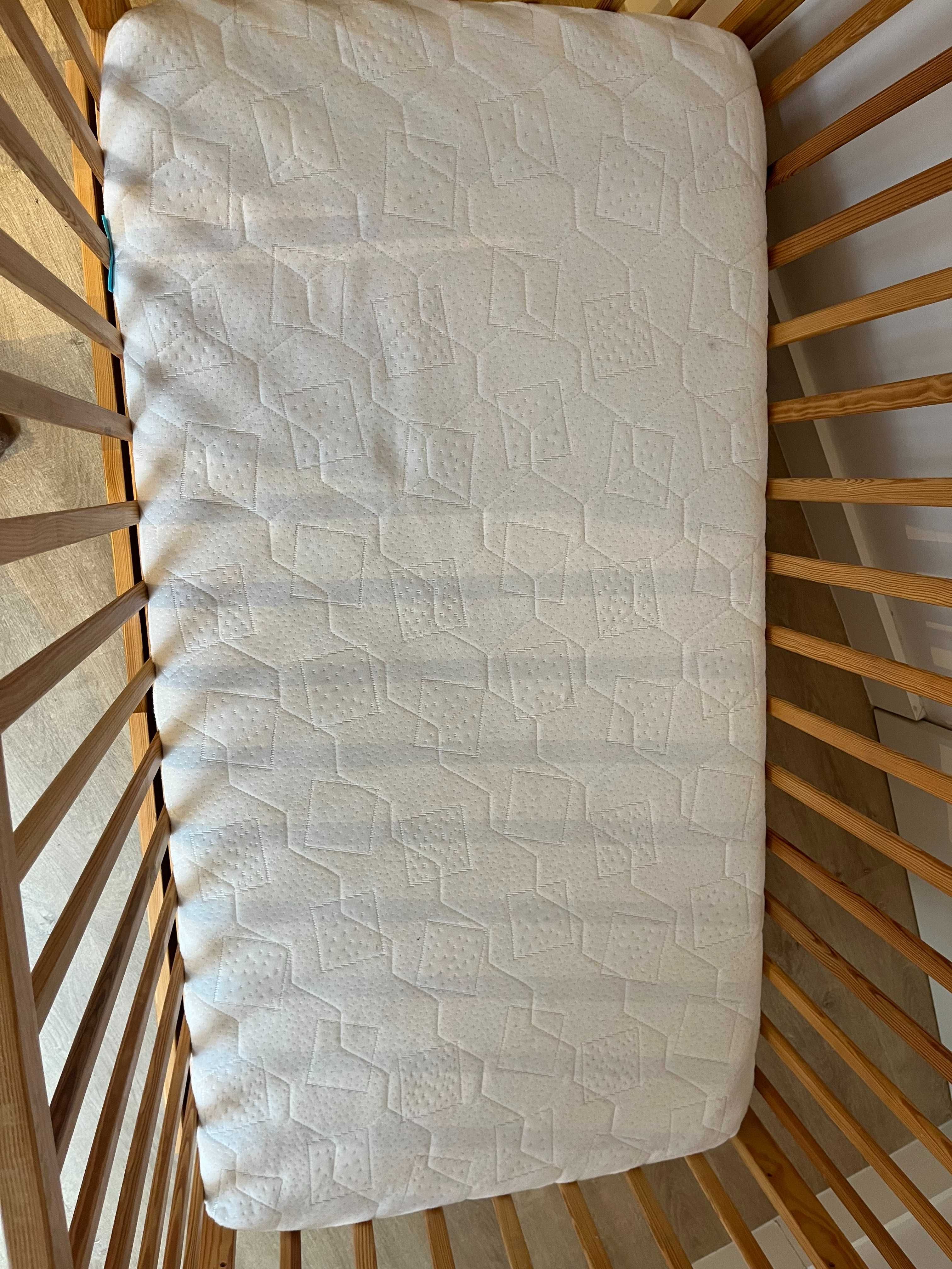 łóżeczko drewniane z materacem