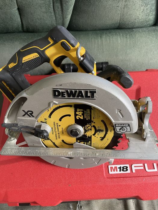 Топова безщіткова акумуляторна циркулярна пила Dewalt dcs570