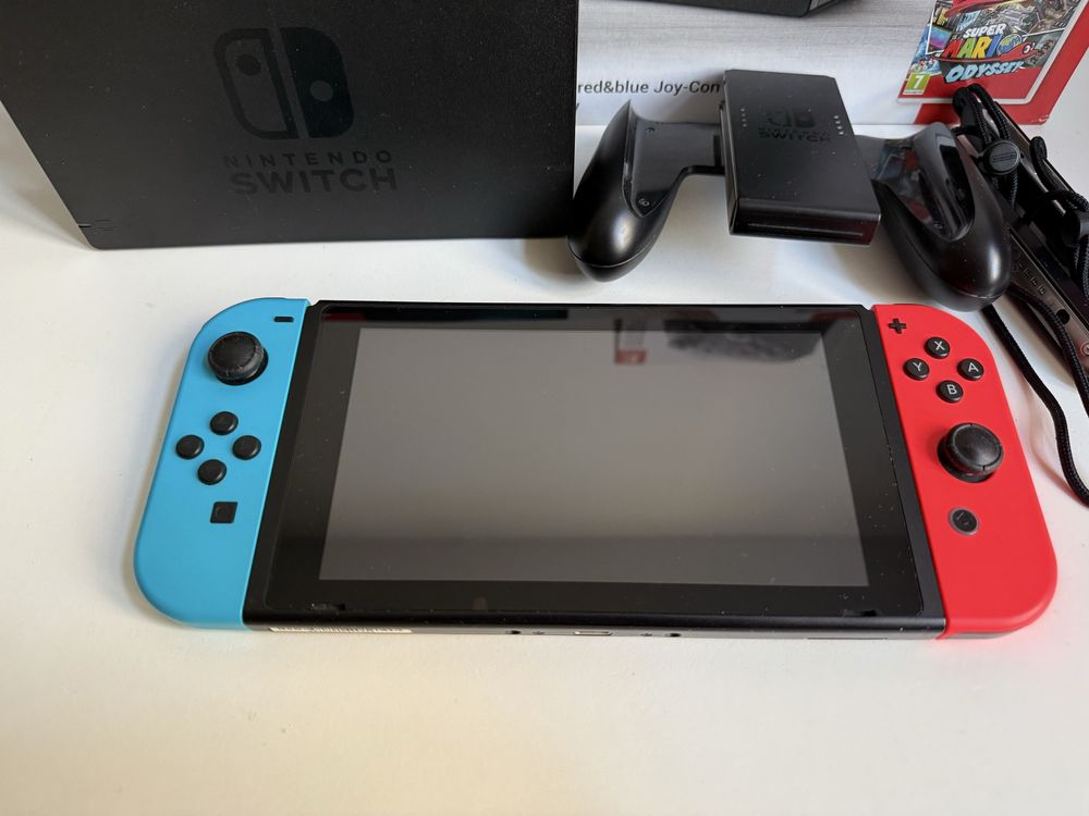 Nintendo Switch 1 + Pro controller - Stan jak nowy
