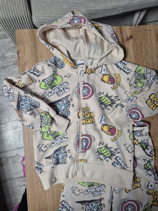 Dres chłopięcy komplet bluza rozpinana spodnie Avengers Sinsay 122