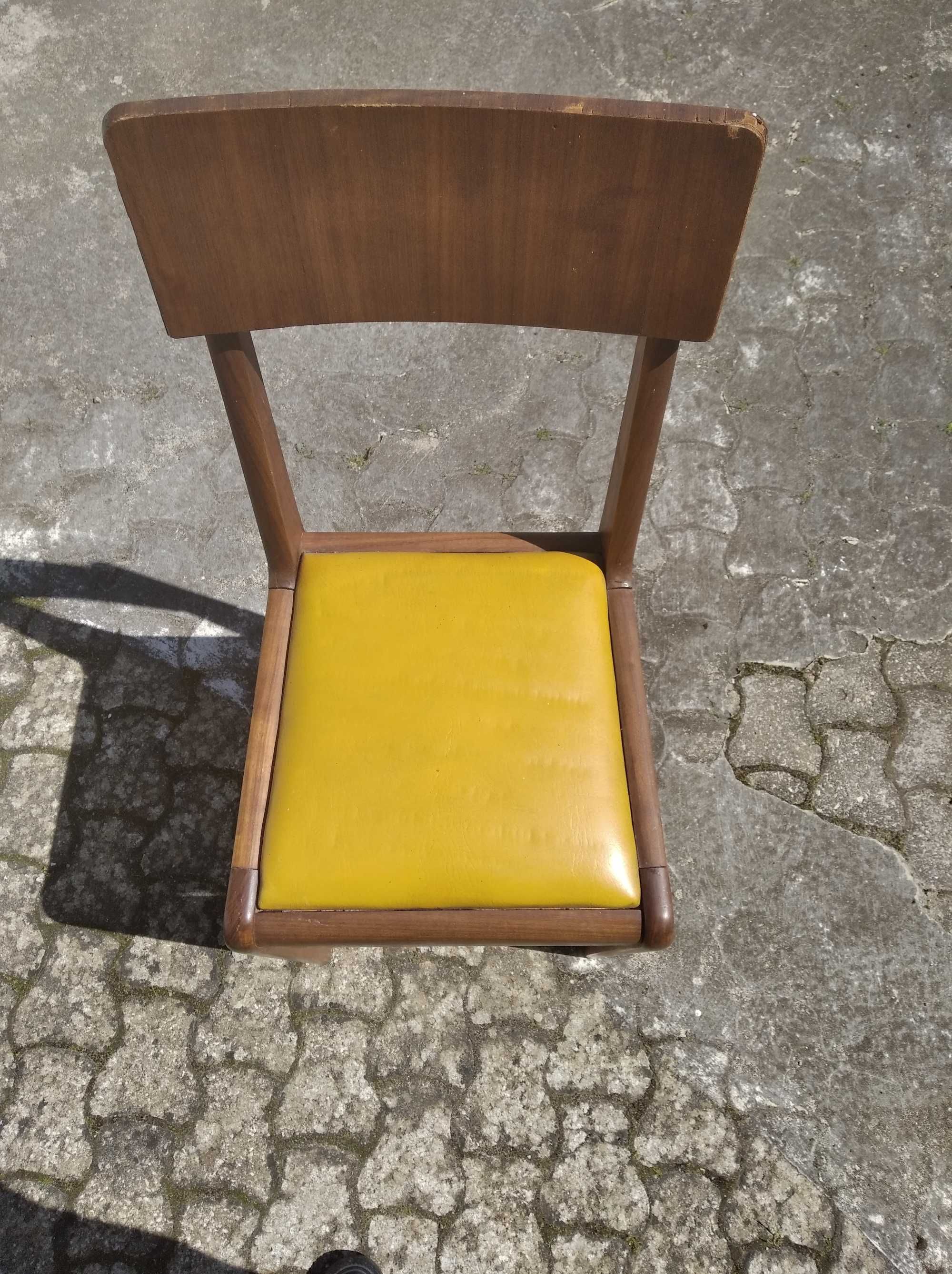 Cadeira com tampo de cabedal amarelo, antiga