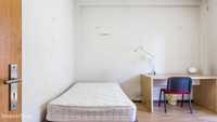 10407 - Quarto com cama de solteiro, com varanda, em apartamento...
