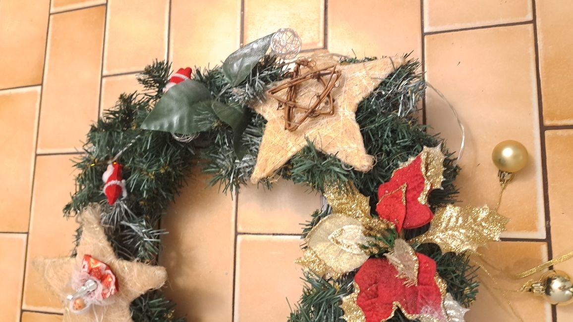 Duzy wieniec stroik świąteczny na drzwi