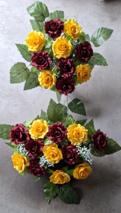 Piękny, nowoczesny zestaw nagrobny, stroik i wazon z róż na cmentarz