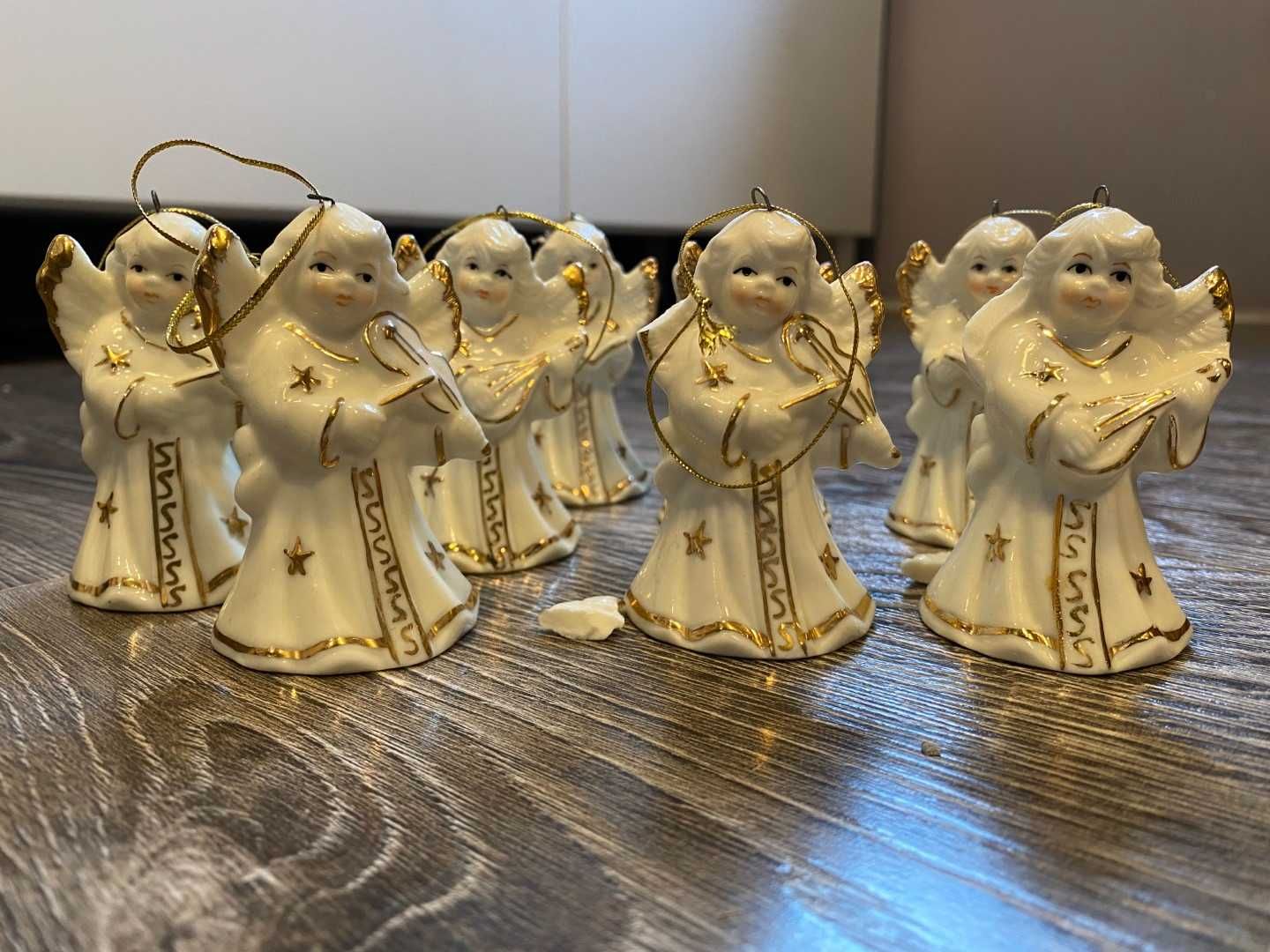 Zestaw 8 aniołków dzwoneczków z porcelany na choinkę