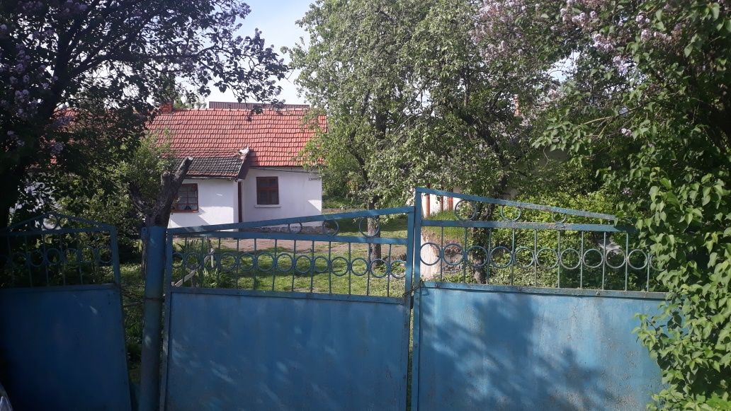 Продаж будинку з земельною ділянкою в селі Чижиків біля Львова