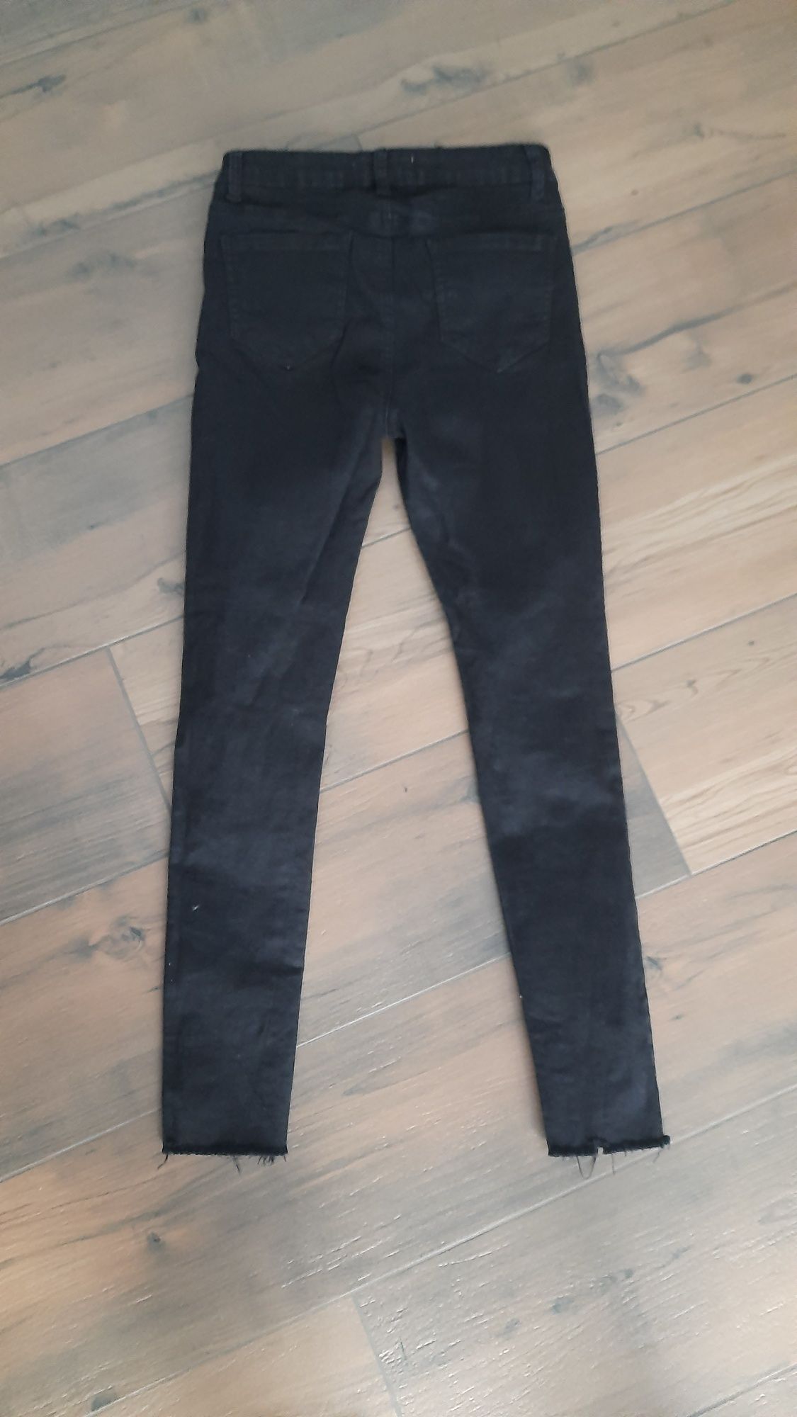 Czarne spodnie jeansowe z dziurami na kolanie roz 164/170