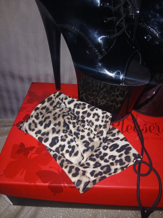 Стріпи Стрипы лакові Pleaser 40 розмір 3йка