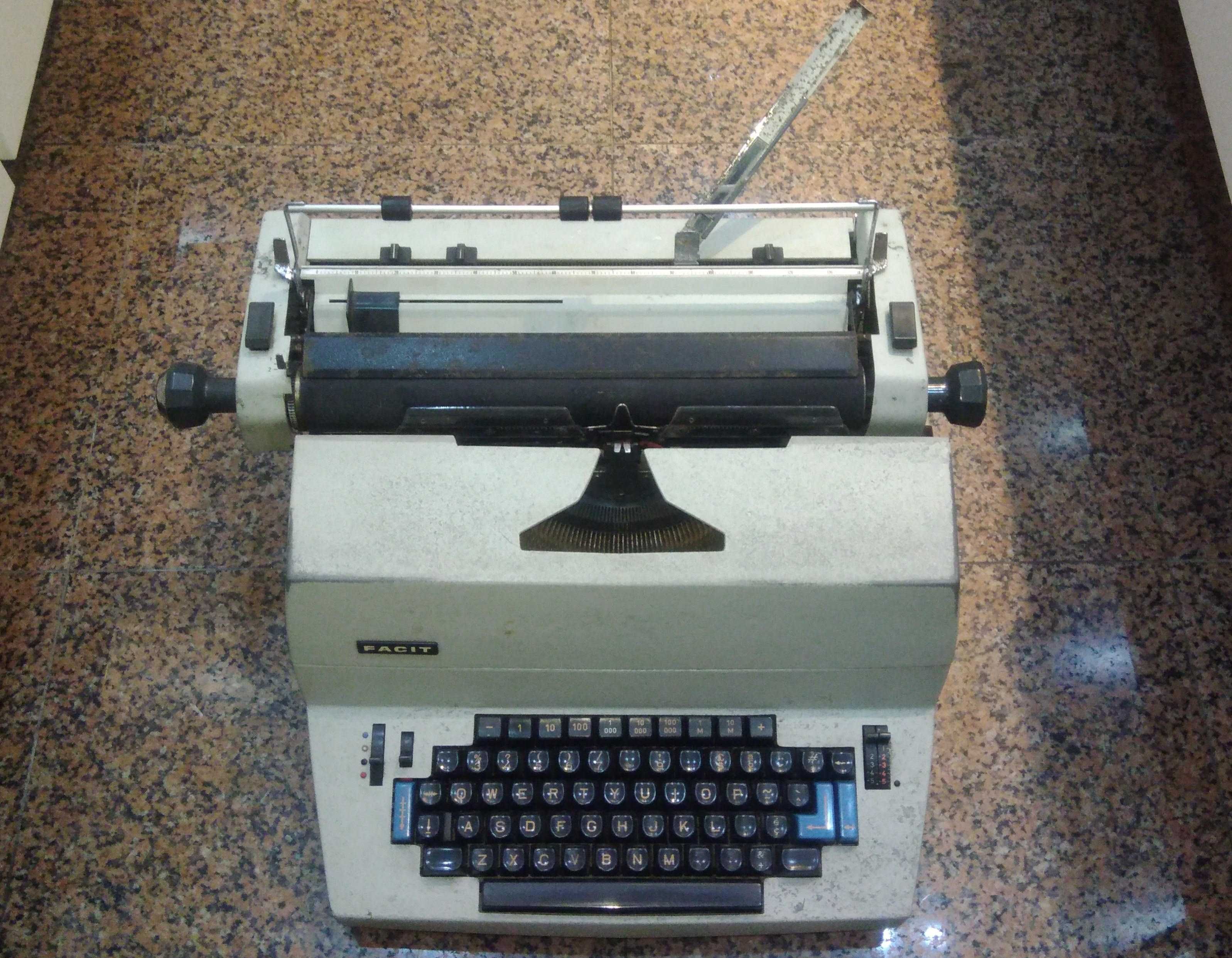 Máquina de escrever Facit AB modelo 1820, elétrica