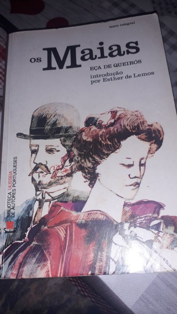 Livro Os maias  .