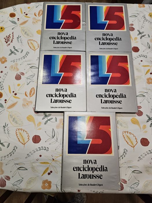Vendo cinco livros nova enciclopédia larousse