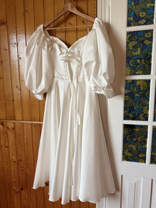 Біла випускна сукня