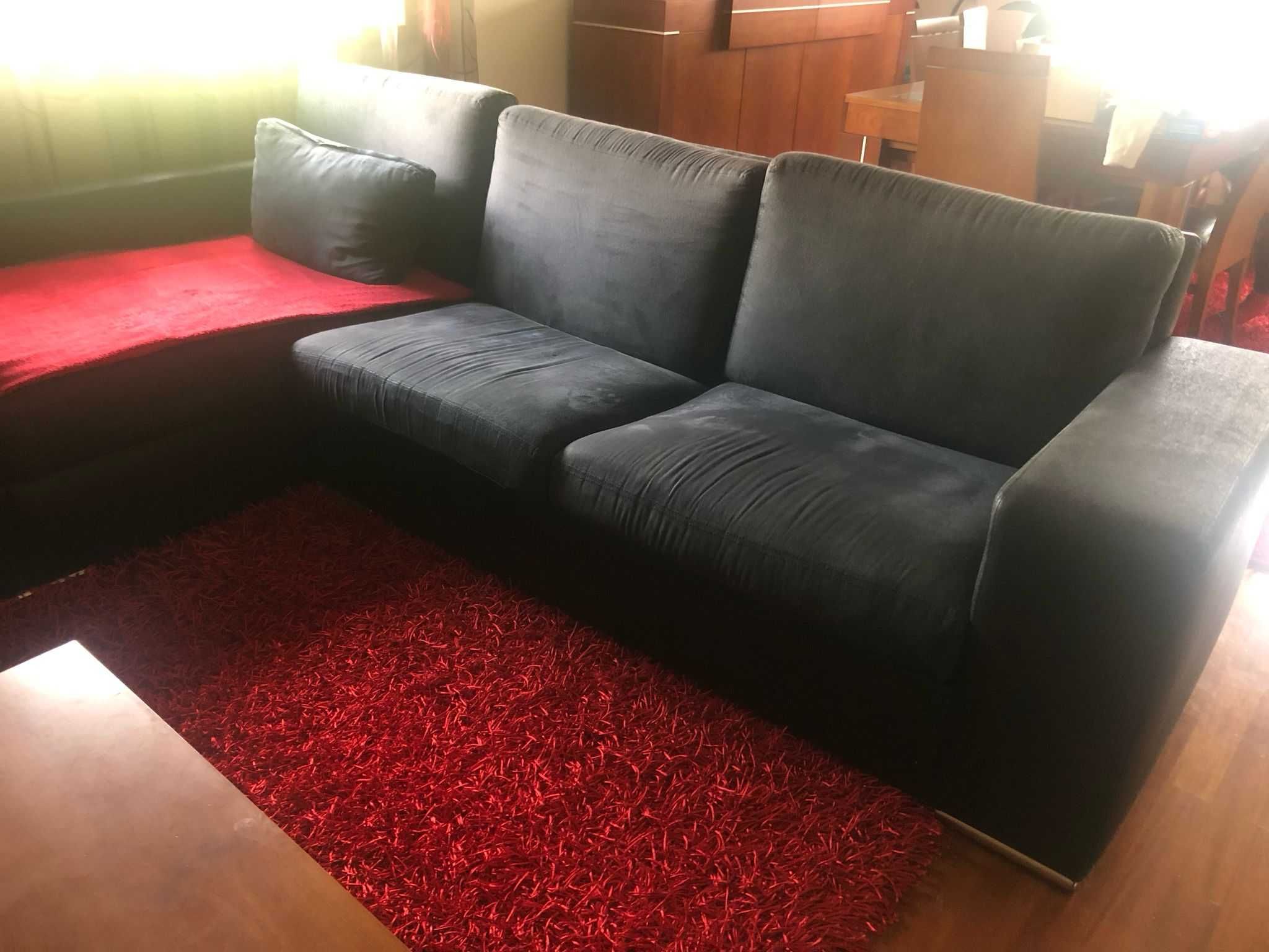 Sofá com chaise-longue em pele preta