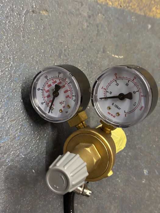 Uchwyt spawalniczy TIG LIFT z zaworkiem 17V butla Argon WTYK MAŁY SK25