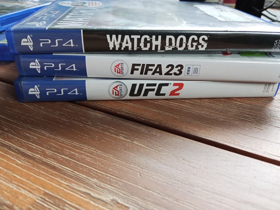 Konsola PS4 pro 1T, gry i stojak do ładowania