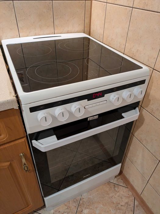 Kuchnia elektryczna z piekarnikiem Amica 2023 r.