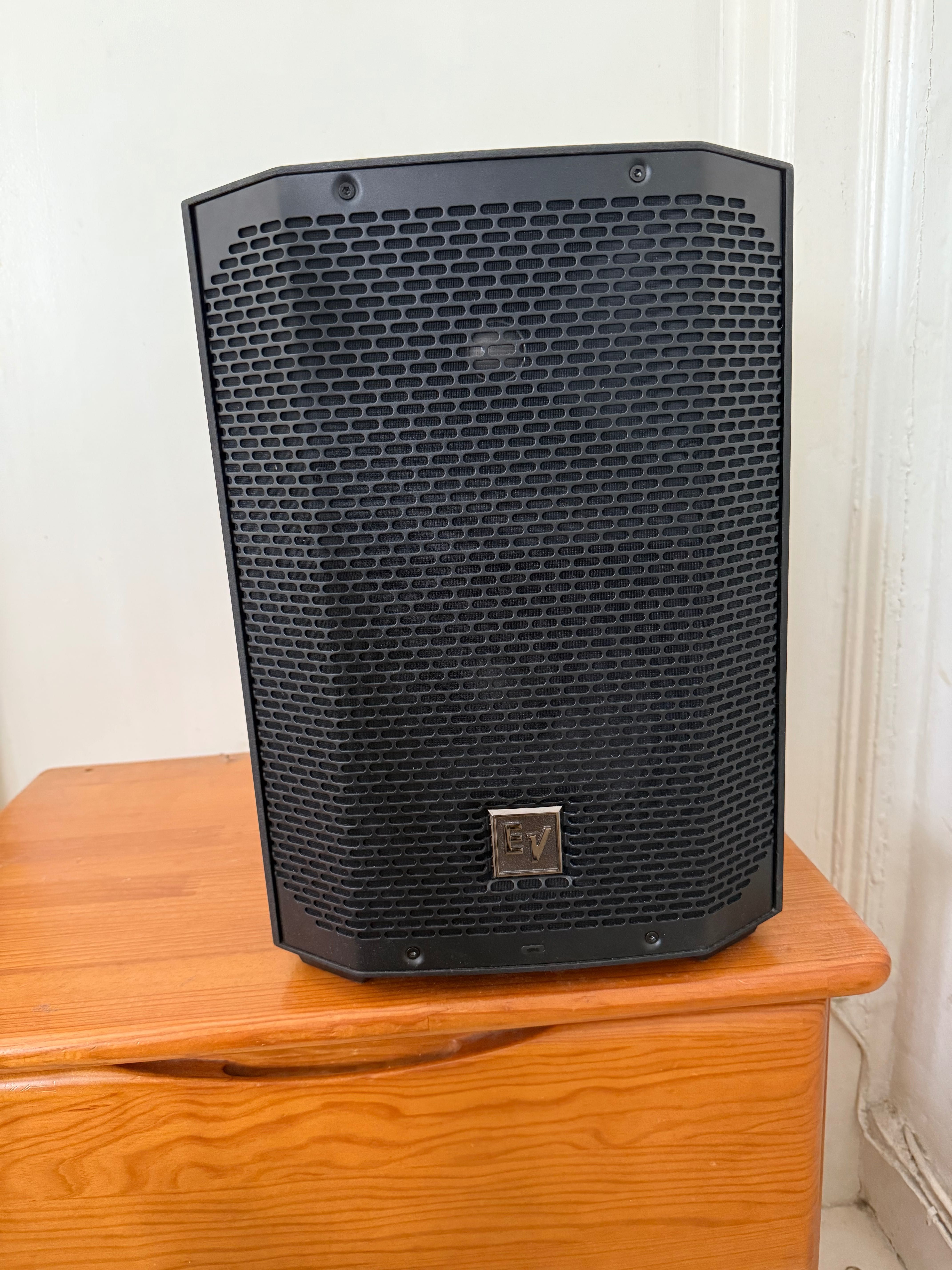 Caixa Bluetooth everse 8 e guitarra fender