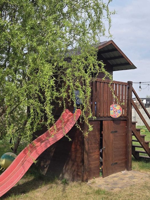 Drewniany domek ogrodowy dla dzieci używany