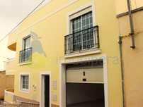 Moradia V3 como nova , com garagem em box e logradouro em Santa Mar...