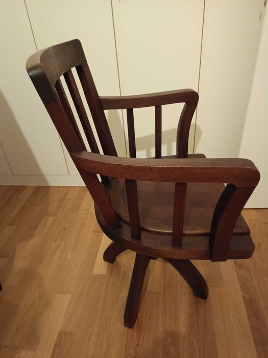 Cadeira portuguesa antiga giratória em bom estado