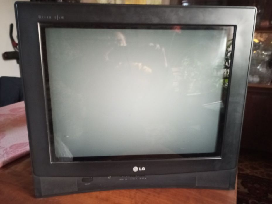 Продам телевізор LG 21FJ7AG