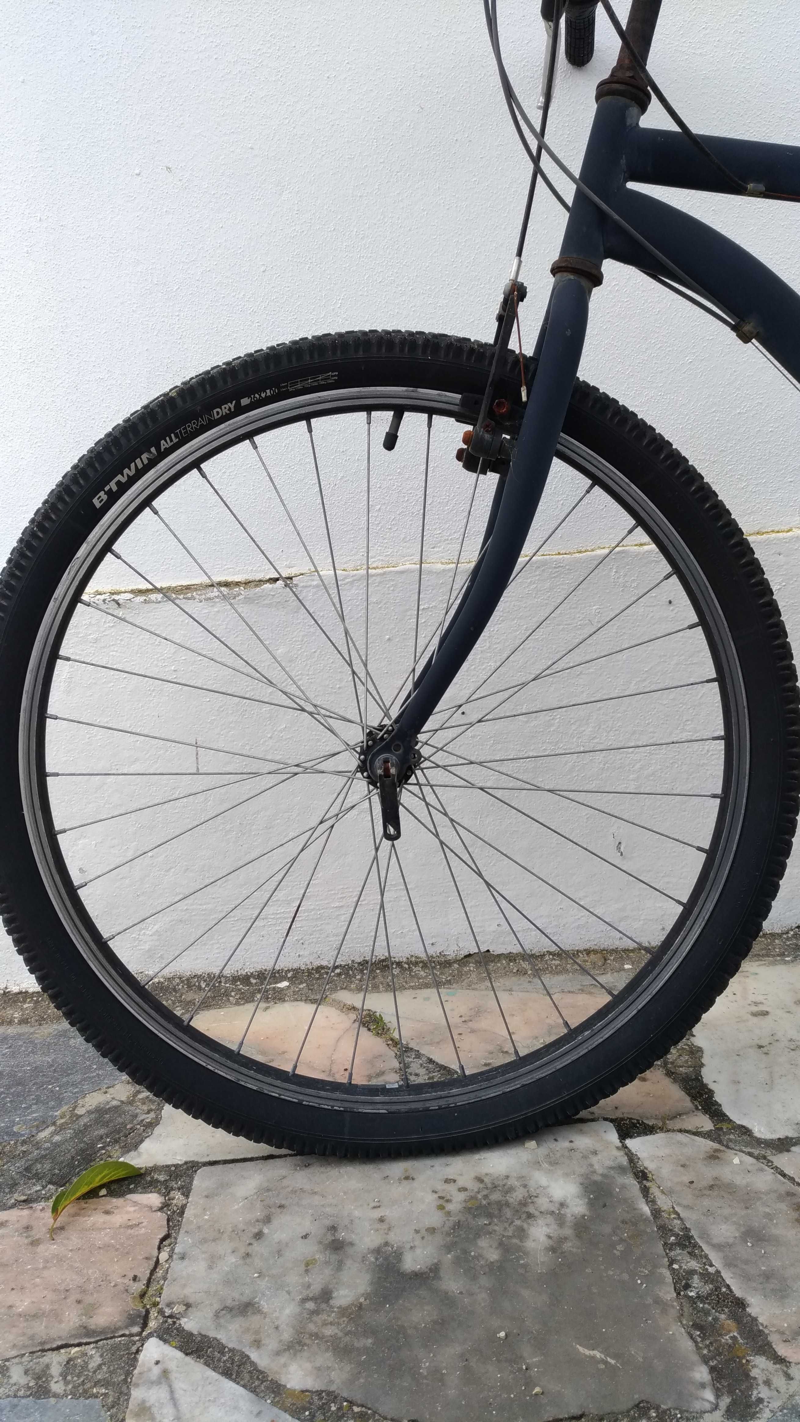 Pneus de bicicleta com camara de ar