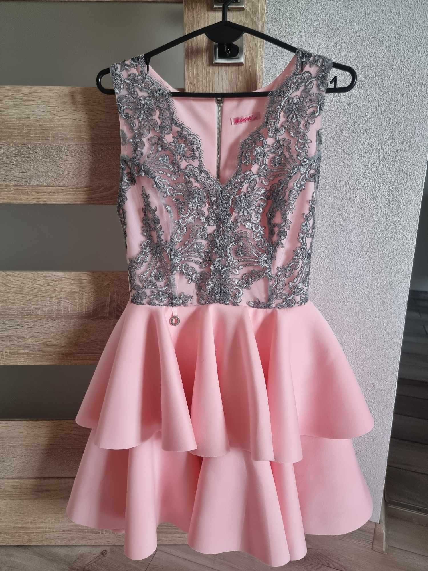 Różowa rozkloszowana sukienka.