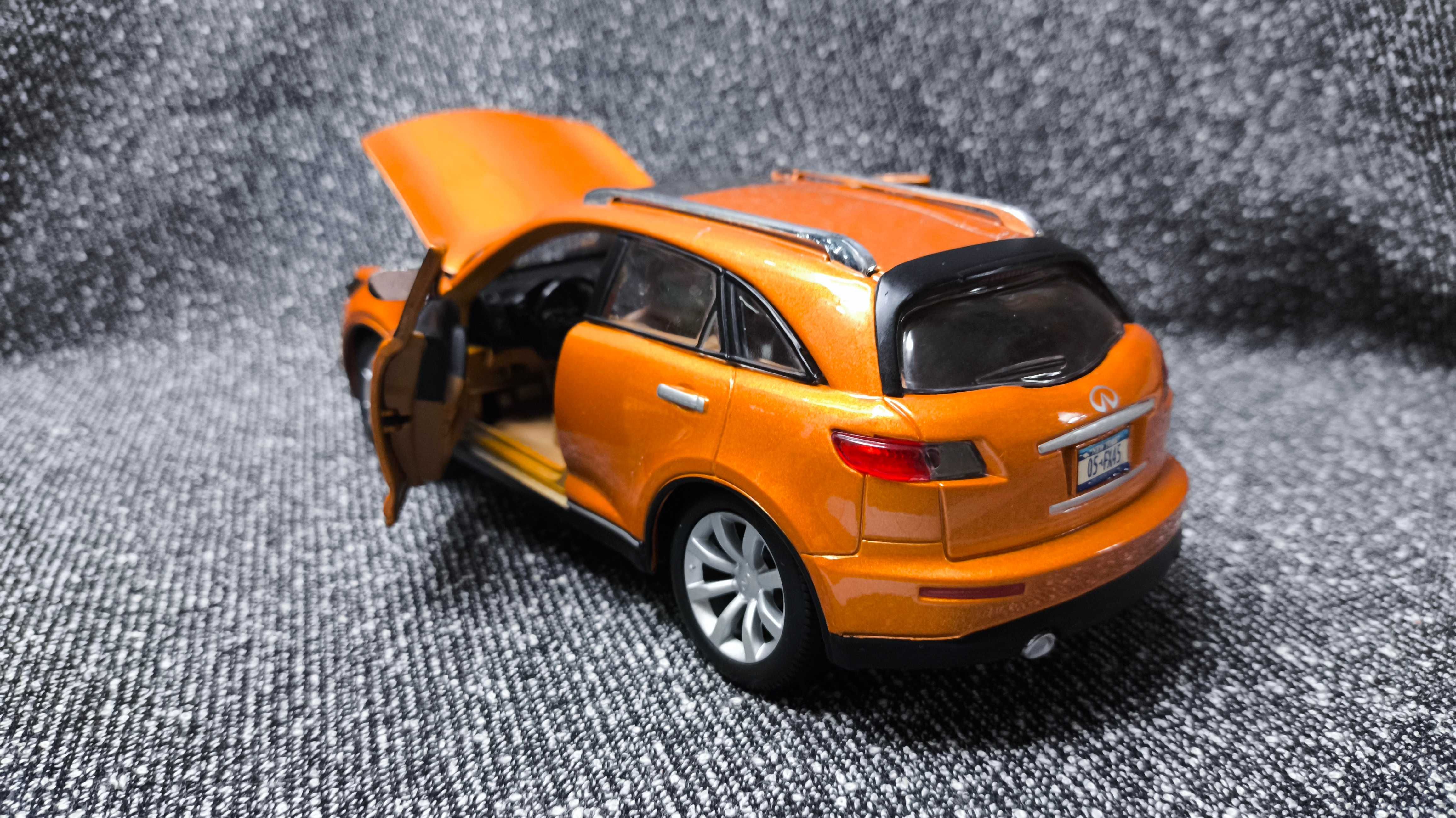 Модель Infiniti FX45 масштаб 1:24 Maisto