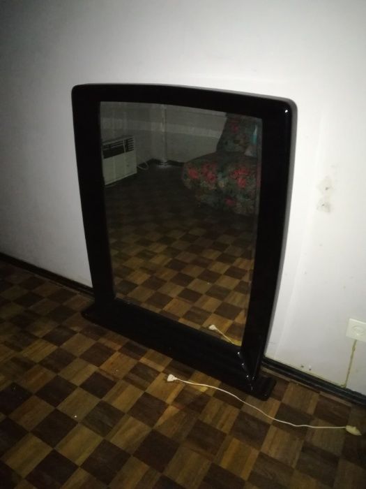 Espelho com moldura em lacado, em bom estado.