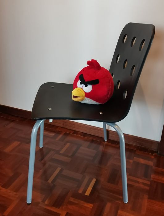 Cadeira e banco pretos